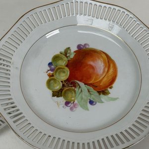 Juego de 7 Platos Decorativos de Porcelana con Motivo Frutal y Bordes Calados - imagen 2
