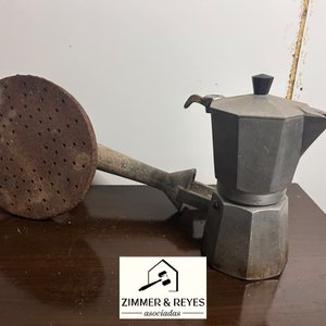 Lote siguiente: Cafetera Italiana y Picadora de Carne Antigua