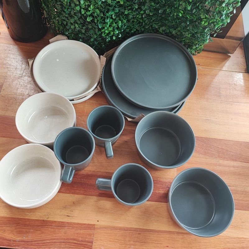 Vajilla de porcelana y metal en buen estado