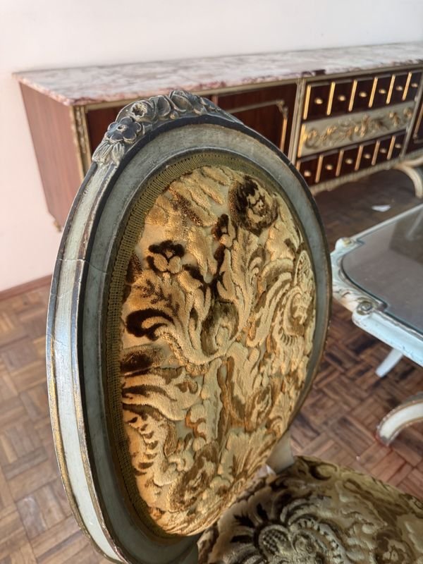 Excepcional juego de comedor estilo Francés con mesa extendible y 6 sillas tapizadas en Brocato - imagen 11