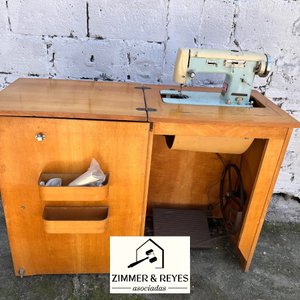 Antigua Máquina de Coser Suprema con Mueble de Madera - imagen 2