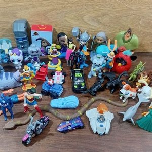 Lote siguiente: Lote de Más de 40 Juguetes Coleccionables: McDonald's, Personajes y Vehículos