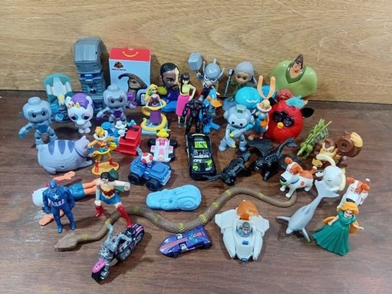Lote de Más de 40 Juguetes Coleccionables: McDonald's, Personajes y Vehículos