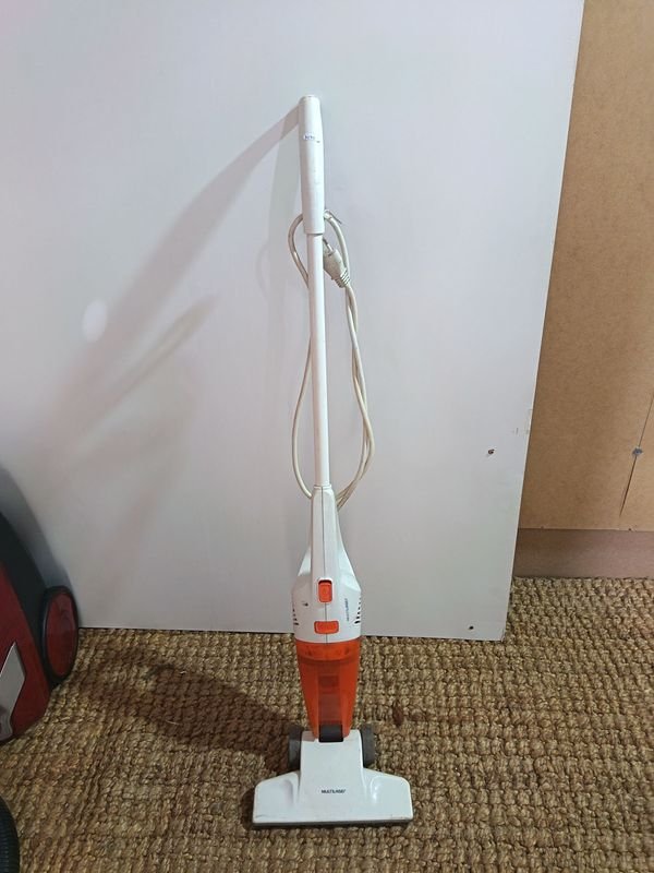 Aspiradora Multilaser Vertical Blanca y Naranja - Funcionando