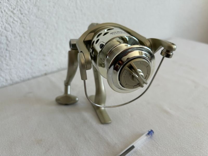 Reel de pesca nuevo y accesorios - imagen 3