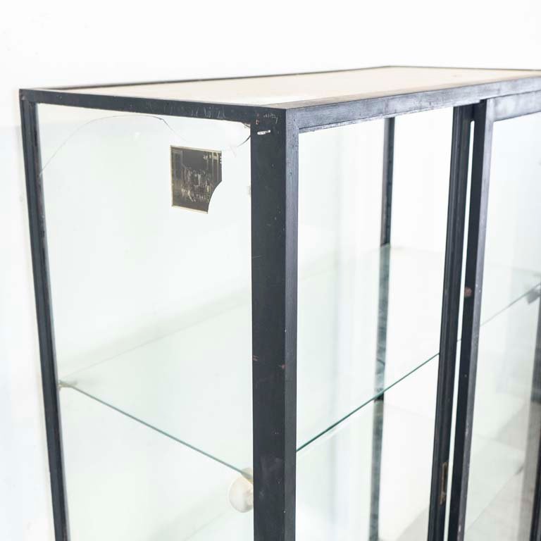 Vitrina de madera con estantes de vidrio y luz interior - imagen 3