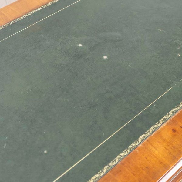 Mesa escritorio inglés con tres cajones, tapete y broncería en las patas - imagen 3