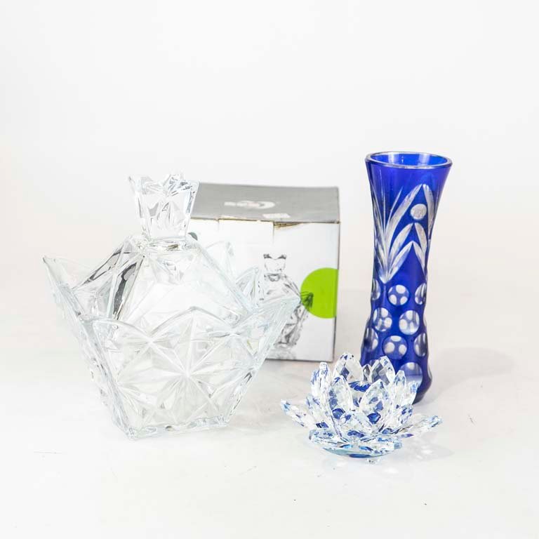 Lote siguiente: Bombonera de vidrio con diseño flor de cristal y florerito tipo Baccarat
