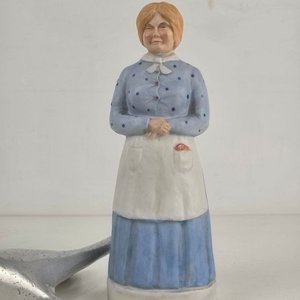 Lote siguiente: Figura de Porcelana de Mujer con Delantal