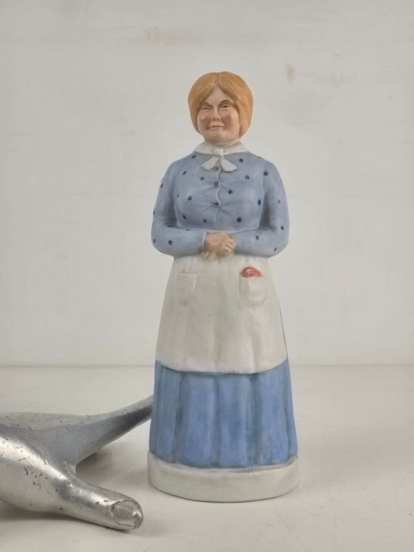 Figura de Porcelana de Mujer con Delantal