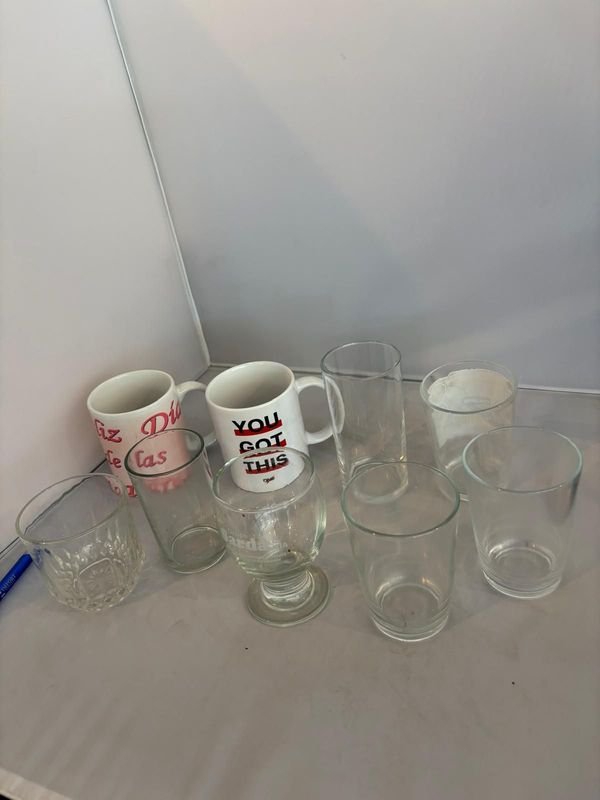 Lote siguiente: Tazas y vasos de cristal y cerámica