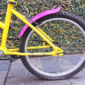 Bicicleta Infantil Amarilla con Canasto y Guardabarros Rosados - imagen 3