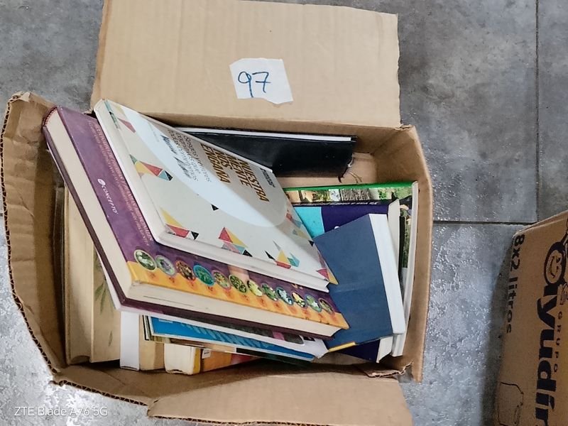 Libros variados en buen estado - imagen 3