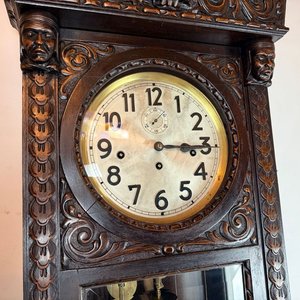 Reloj de Pie Estilo Renacimiento en Nogal Tallado con Máquina Gustav Becker - imagen 3