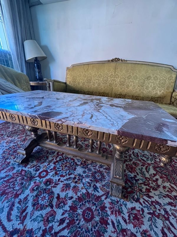 Mesa ratona de madera esculturada y dorada con tapa de mármol - imagen 8