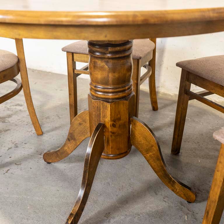 Mesa de comedor circular y cuatro sillas con asientos tapizados - imagen 3