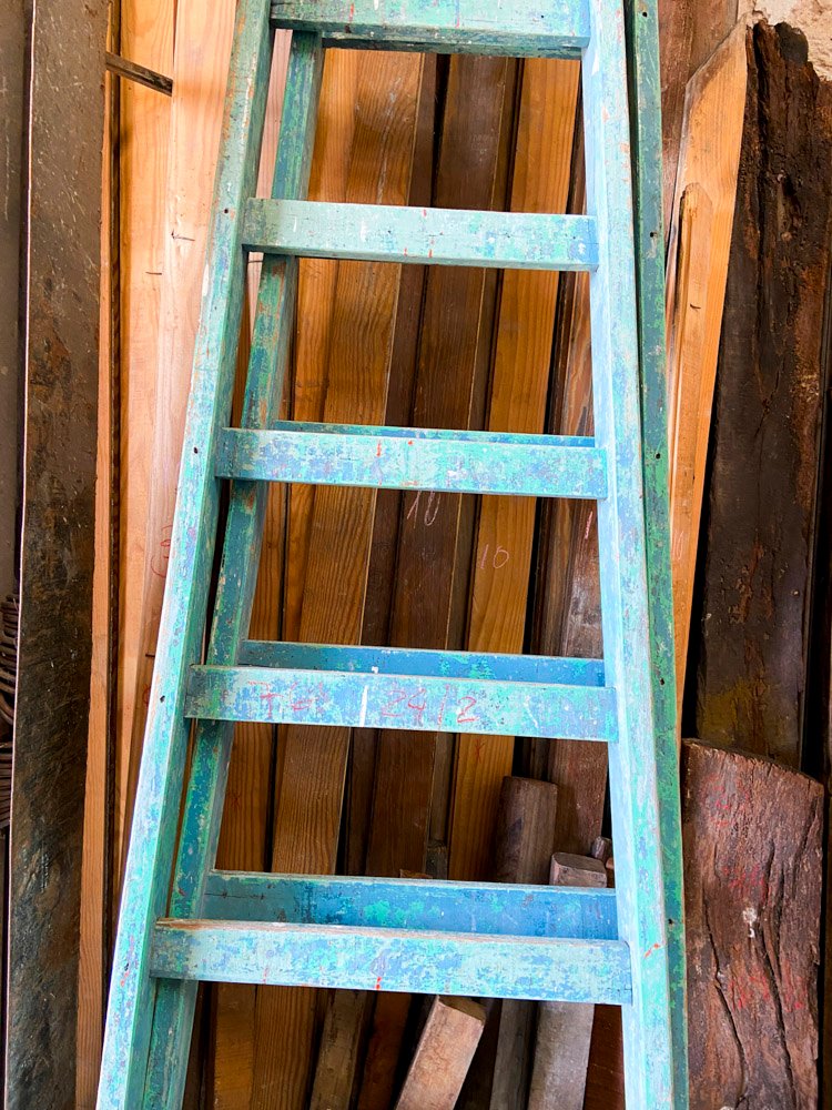 Escalera tijera de madera con pintura gris y polillas - imagen 3