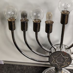 Lámpara Menorá Judía Cromada con 9 Velas y Estrella de David - imagen 5
