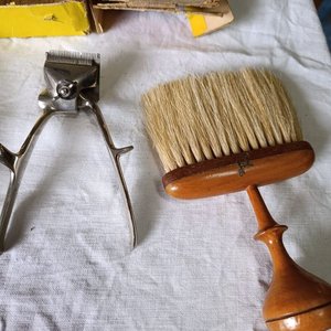 Lote de Cortapelos Manuales Antiguos "Horstator" y Brochas - imagen 4