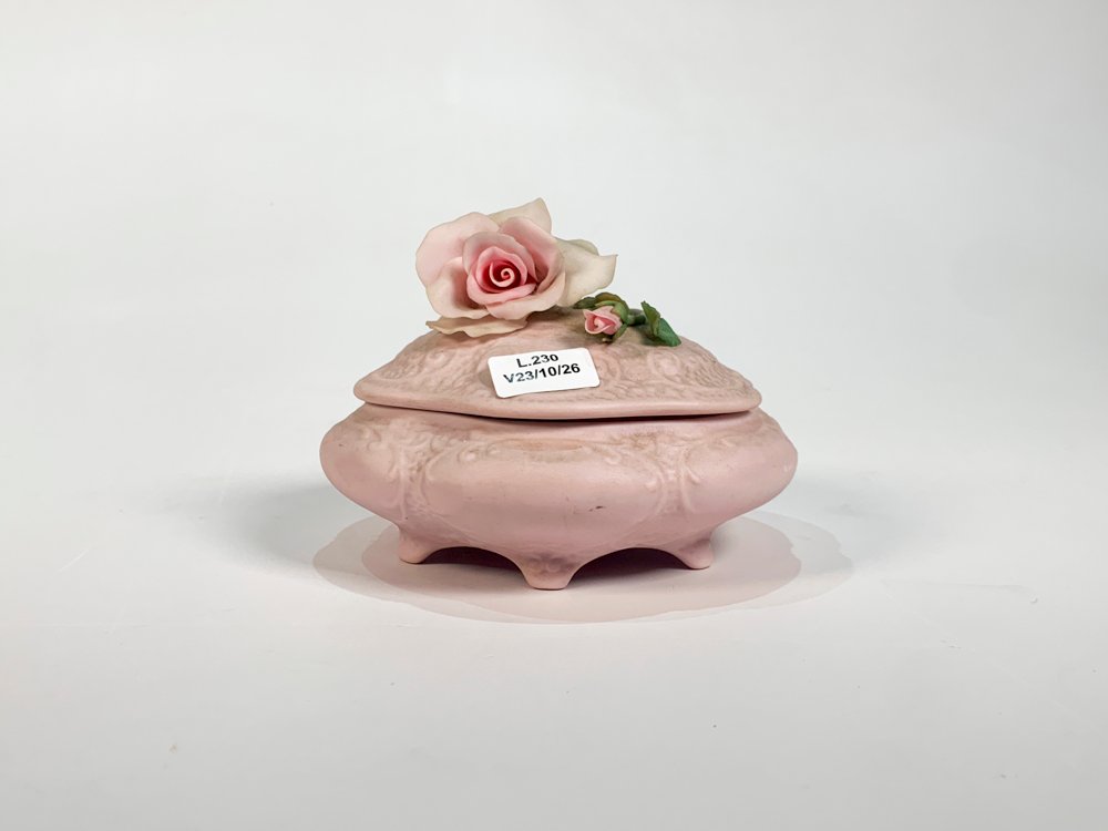 Cofre de Porcelana Biscuit Rosado con Rosa en Relieve y Cascaduras