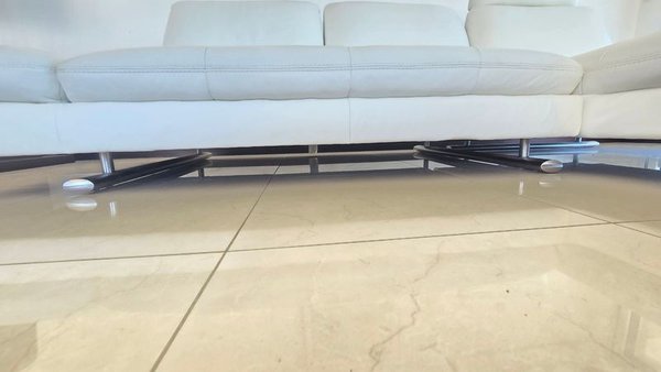 Sofá blanco cuero con respaldo con movimiento y chaise longue - imagen 5