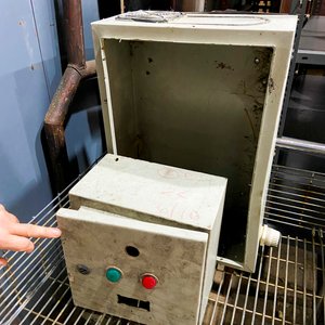Dos tableros electricos chapa uno de ellos sin tapa - imagen 2