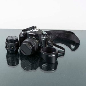 Lote siguiente: Cámara Pentax K100 con Dos Lentes