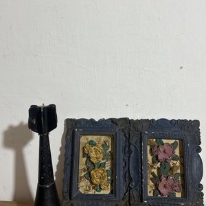 Lote siguiente: Dos Marcos Adorno con Flores y Velón Cónico Negro