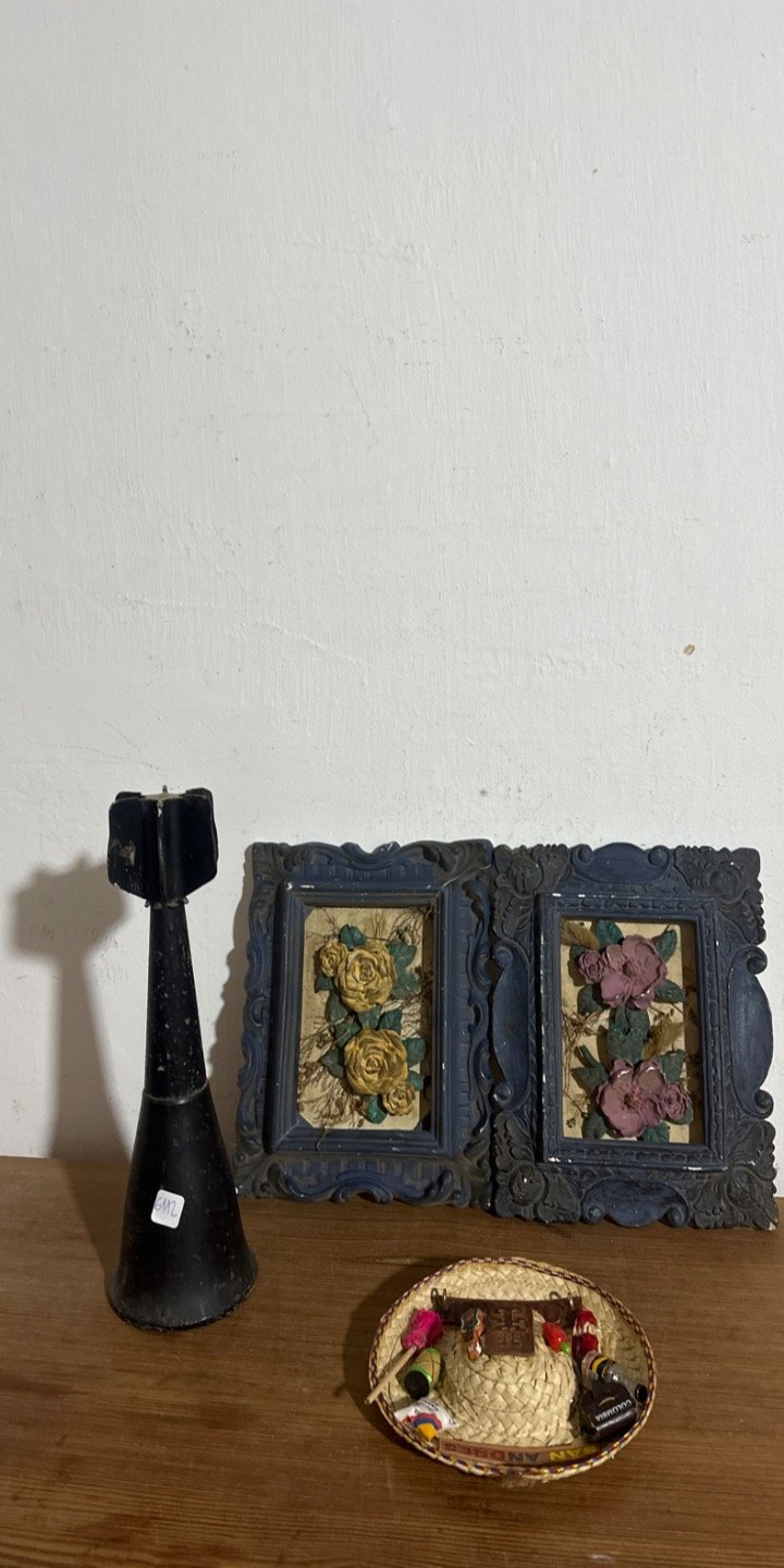 Dos Marcos Adorno con Flores y Velón Cónico Negro