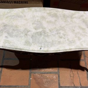 Mesa Ratona Victoriana con Tapa de Mármol y Detalles Tallados - imagen 2