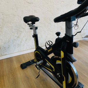 Bicicleta de Spinning Expert Fitness Tempest Negra y Amarilla - imagen 4