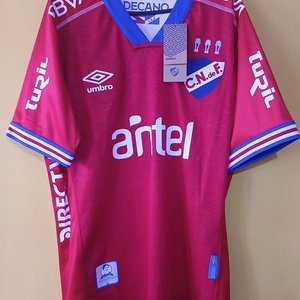 Lote anterior: Camiseta Nacional 2024 Alternativa Roja Talle L - Nico López N° 7 Umbro Oficial