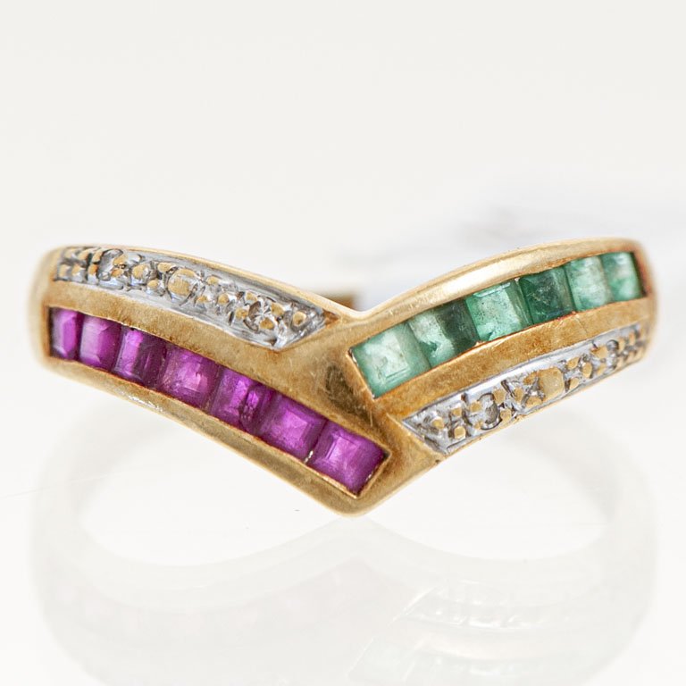 Lote siguiente: Anillo de oro con brillantes y esmeraldas