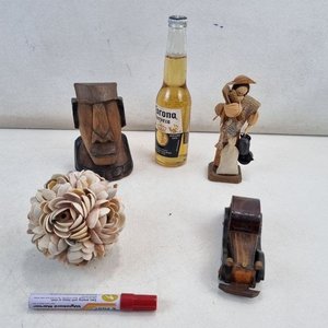 Conjunto de 4 Piezas Decorativas: Figura Moai, Hombre con Gorro, Coche de Madera y Adorno Floral - imagen 2