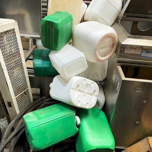 Lote anterior: Lote de 23 Bidones Plásticos Blancos y Verdes