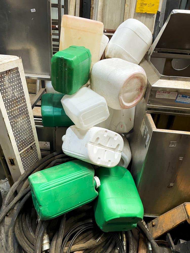 Lote de 23 Bidones Plásticos Blancos y Verdes