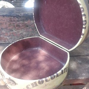 Sombrerera Vintage "Chocolate Velvet Cake" con Interior Gamuzado - imagen 2