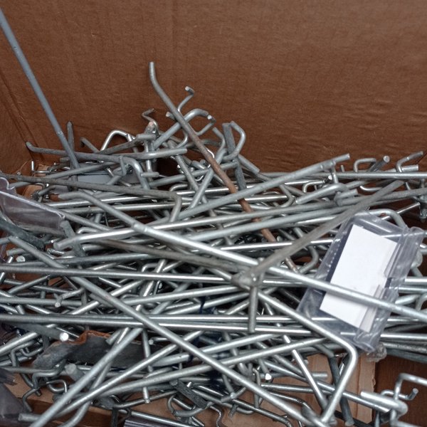 Más de 140 perchas en metal para exhibir en diferentes formas y tamaños.