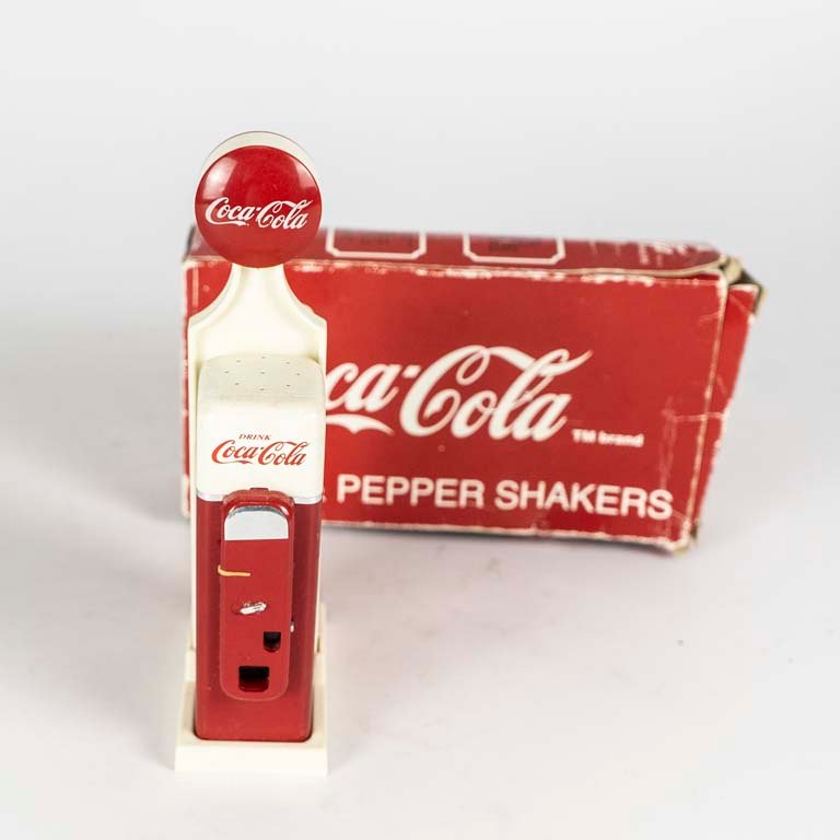 Set de salero y pimentero de metal forma de dispensador de Coca-Cola en su caja original - imagen 2