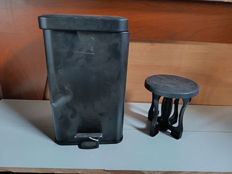 Porta Residuos Negro con Pedal y Mini Banquito Plegable de PVC