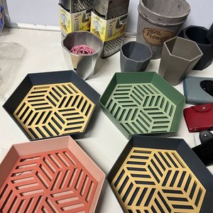 Lote Variado: 8 Macetas, 2 Ralladores, 4 Bandejas, 2 Perchas y 5 Carteras - imagen 2