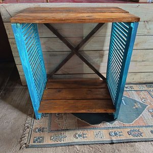 Estante Auxiliar de Madera Rústico con Detalles en Azul - imagen 1