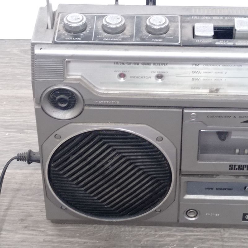 Radio grabador marca Hitachi con faltante de 2 botones del pasa cassette - imagen 4
