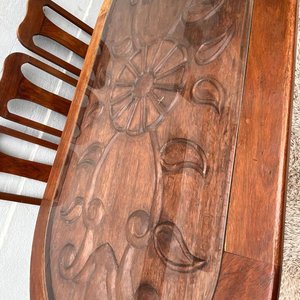Juego de Comedor: Mesa Oval de Madera Tallada con Tapa de Vidrio y 8 Sillas - imagen 11
