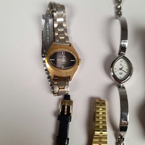 Lote de 5 Relojes de Pulsera para Dama: Metal y Dorados - imagen 5