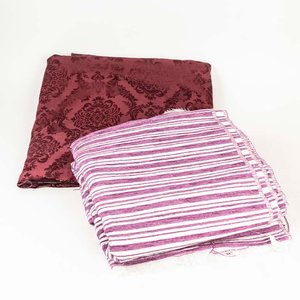 Lote siguiente: Dos Recortes de Tela: Borgoña con Diseño y Rayada Violeta/Blanco