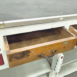 Mostrador de Trabajo con Cajones Rojos y Cubierta Acanalada - imagen 3