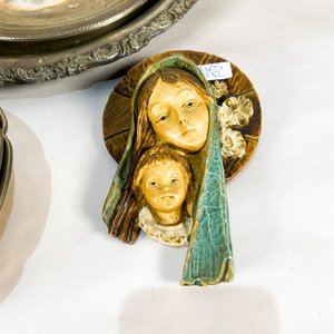 Lote de Metales y Adornos: Bandeja, Plato, Lata de Galletas y Figura Religiosa - imagen 2