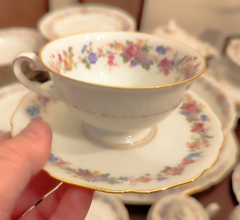 Monumental set hipercompleto de 114 piezas en inmaculado estado, de lo mejor de la porcelana alemana Hutschenreuther para 12 personas, pero viene con 24 platos de mesa de 24 cms, 12 hondos de 24 cms también, 12 de postre o entrada de 19 cms, sopera, tarrina, 2 ensaladeras, 7 fuentes (3 ovaladas, 2 redondas y 2 cuadradas, de diferentes tamaños), salsera, dulcera o mantequera, 2 copetineros, lechera, azucarero, tetera, 12 tazas y platillos de café y 12 tacitas de café con sus respectivos platitos. Lo único que parecería faltar es la cafetera. A simple vista todo está inmaculado, salvo 2 de los 24 platos grandes, donde uno está restaurado y el otro presenta una mínima fisura superficial, una mínima fisura en uno de los copetineros, y un mínimo chip en el borde del azucarero. El precio es por todo el lote. NO SE ENVÍA NI SE EMBALA. - imagen 6