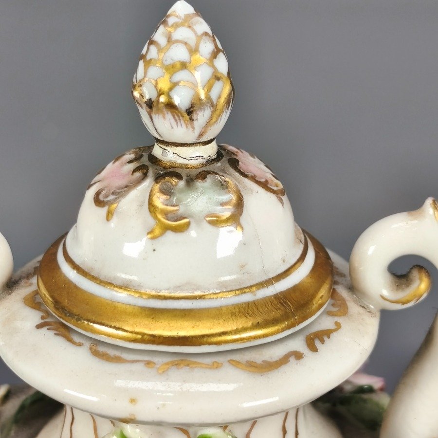 Vaso de porcelana con decoración floral y detalles pintados - imagen 7